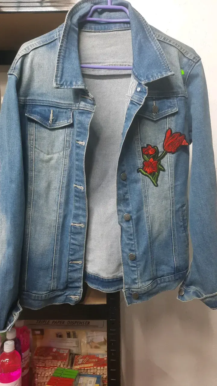 Chaqueta de mezclilla con bordado floral - 1