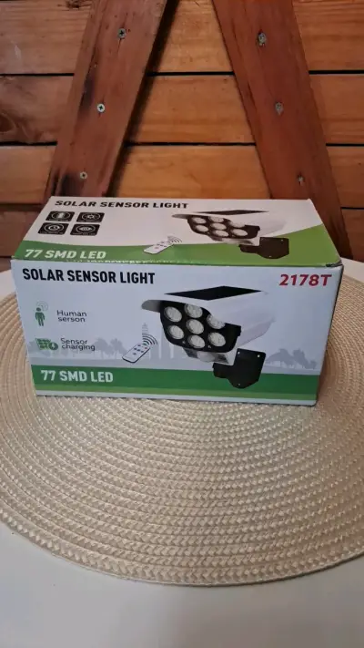 Foco solar sensor de movimiento LED cámara falsa - miniatura 1