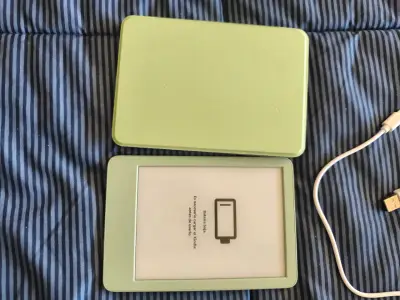 Kindle con funda verde y cable USB - miniatura 1