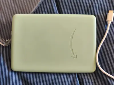 Kindle con funda verde y cable USB - miniatura 2