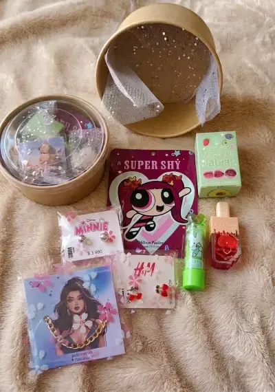 Set de accesorios y cosméticos variados - miniatura 1