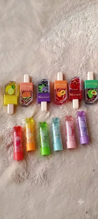 Set de accesorios y cosméticos variados - miniatura 2
