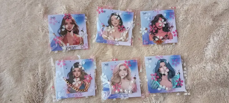 Set de accesorios y cosméticos variados - 4