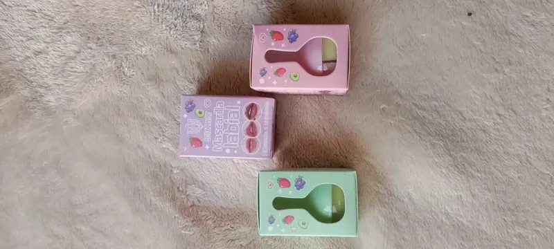 Set de accesorios y cosméticos variados - 5