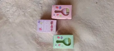 Set de accesorios y cosméticos variados - miniatura 5