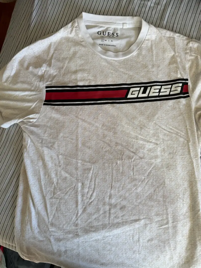Polera blanca Guess con diseño gráfico - 1