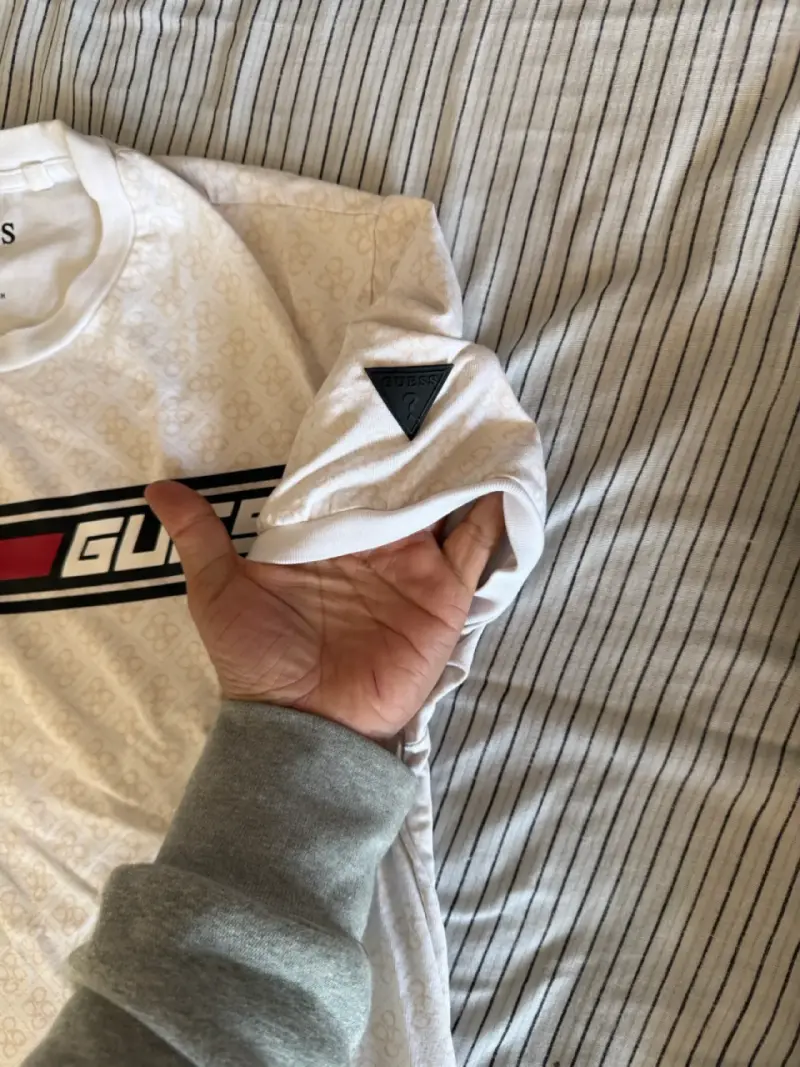 Polera blanca Guess con diseño gráfico - 2