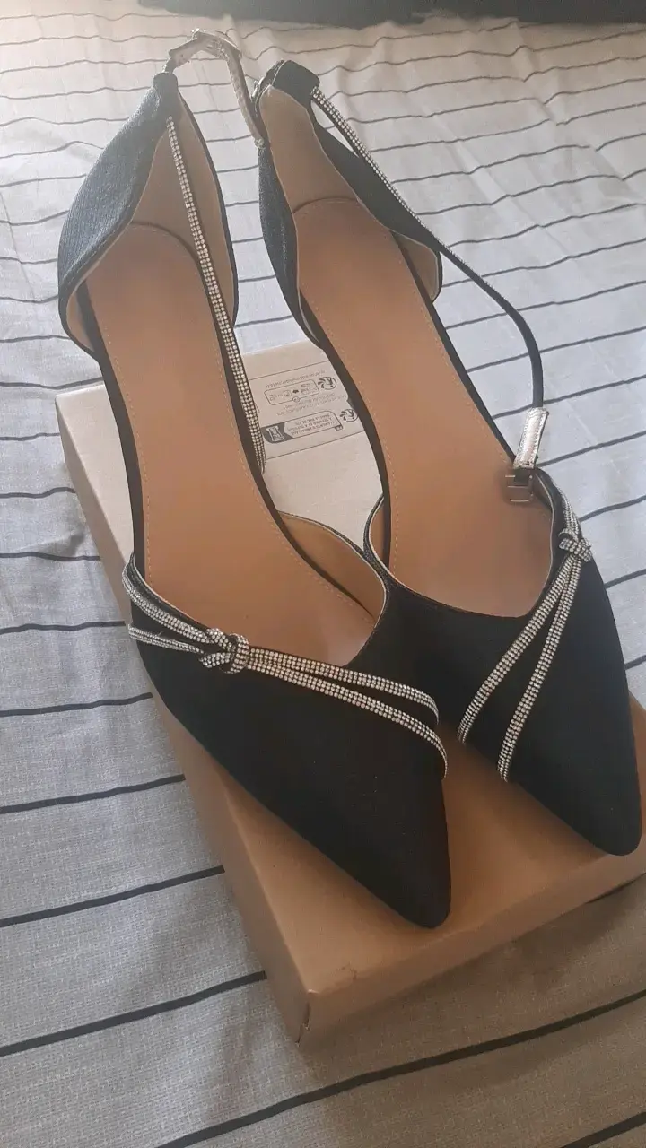 Zapatos de tacón negros con detalles brillantes