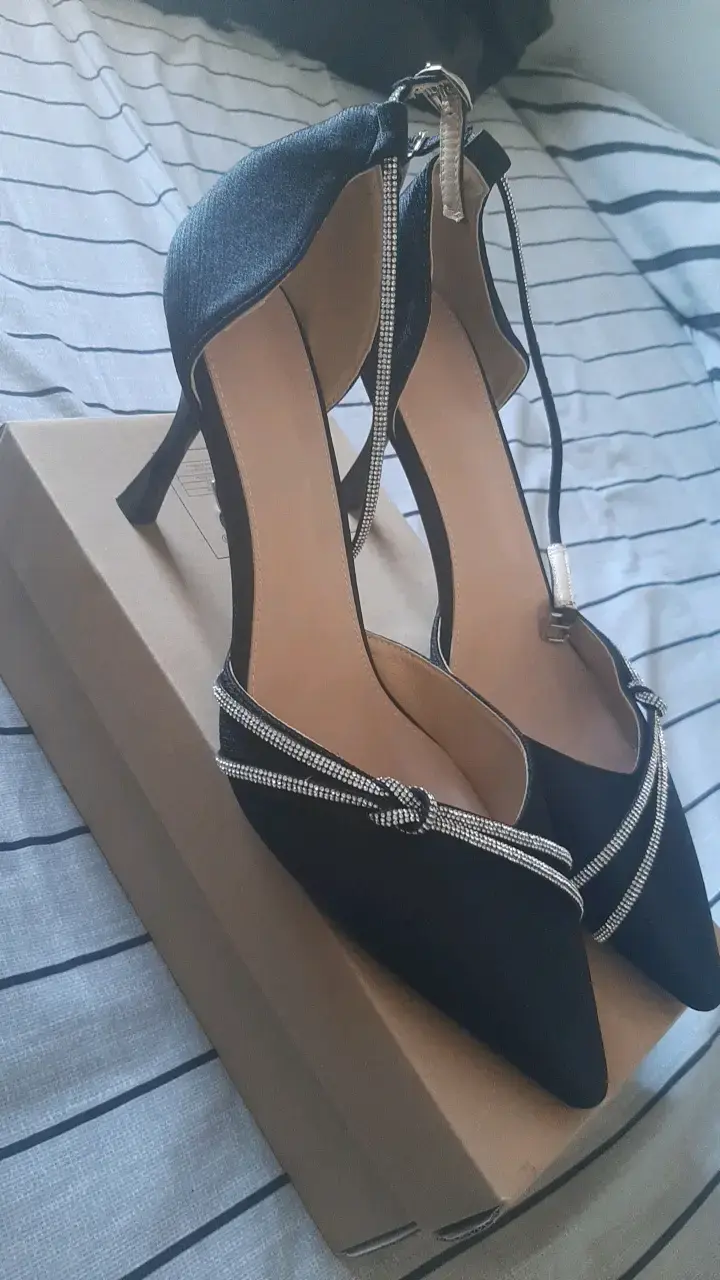 Zapatos de tacón negros con detalles brillantes - 2