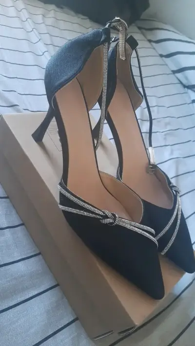 Zapatos de tacón negros con detalles brillantes - miniatura 2