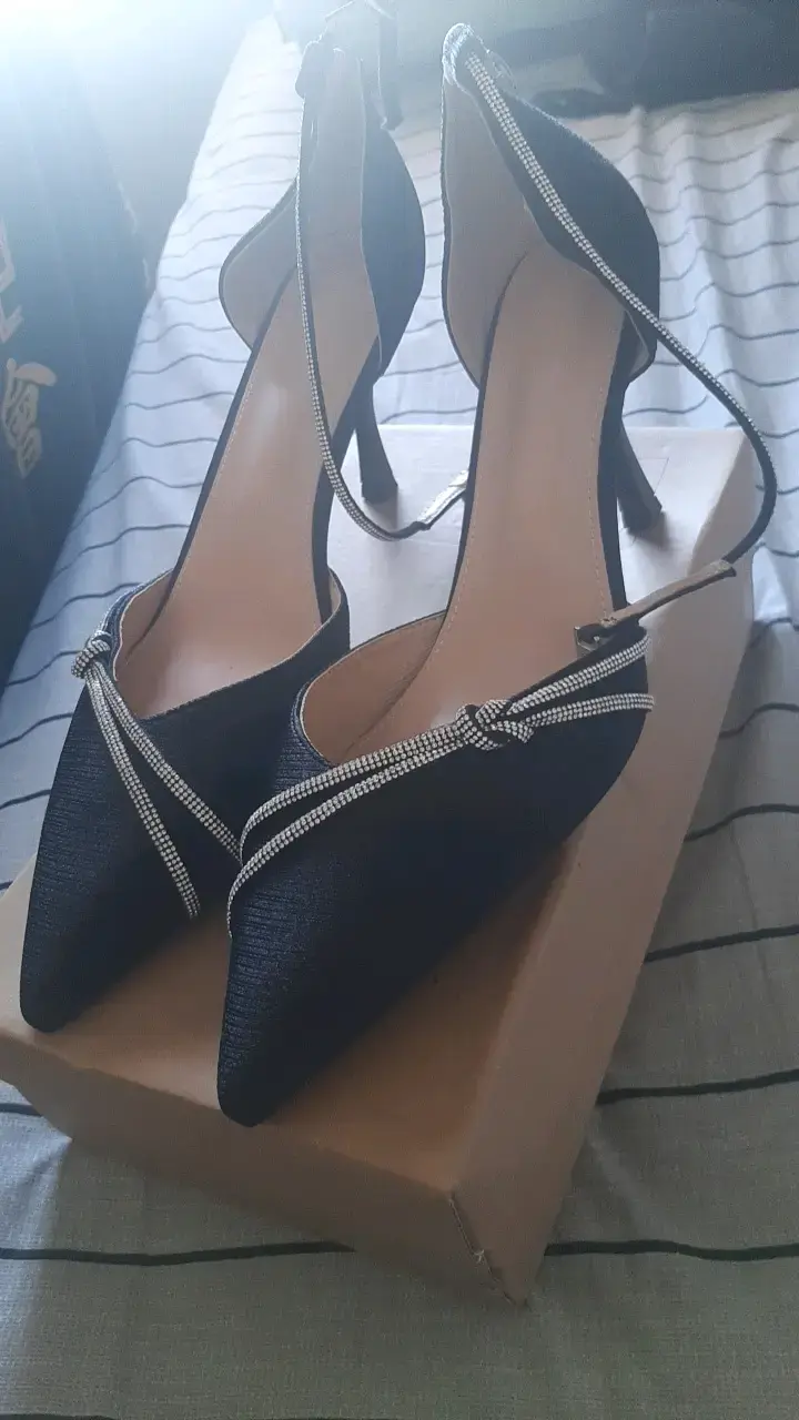 Zapatos de tacón negros con detalles brillantes - 3