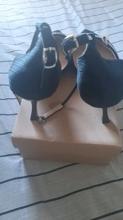 Zapatos de tacón negros con detalles brillantes - miniatura 4