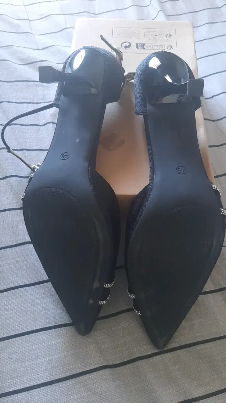 Zapatos de tacón negros con detalles brillantes - 5
