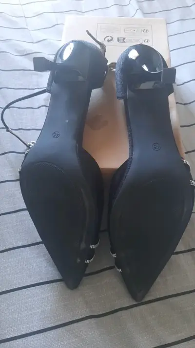 Zapatos de tacón negros con detalles brillantes - miniatura 5