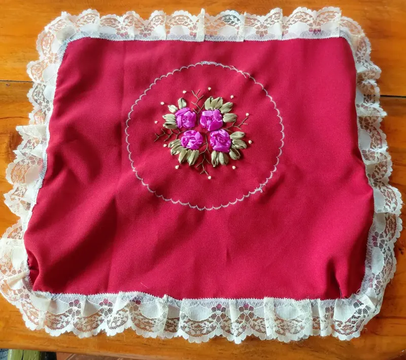 Cojín decorativo bordado con encaje