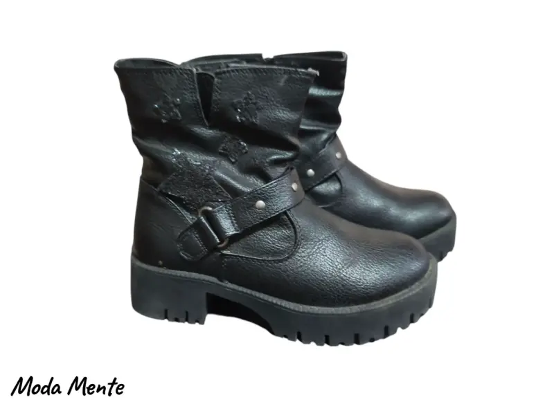 Botas negras de cuero con hebilla