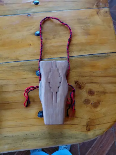 Colgante artesanal de madera tallada - miniatura 2
