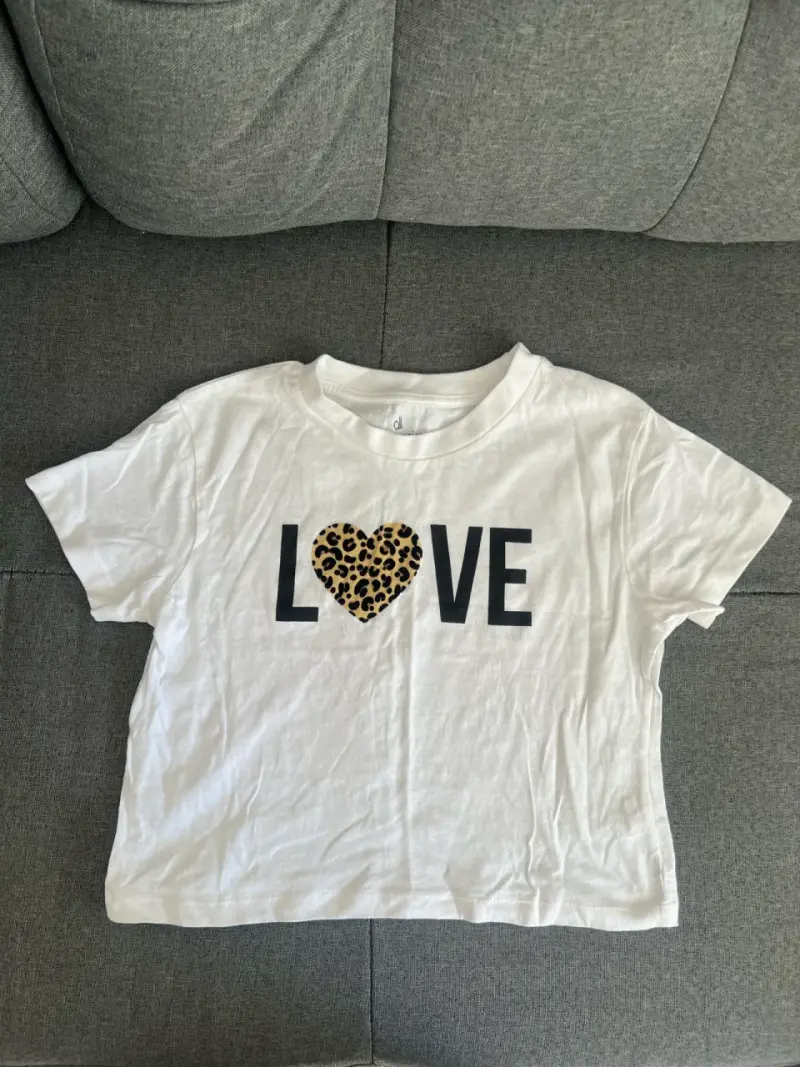 Polera blanca con diseño de leopardo