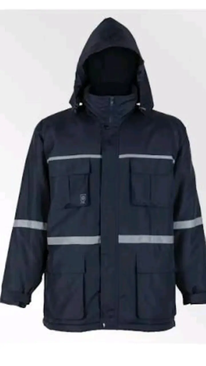 Chaqueta impermeable con capucha reflectante