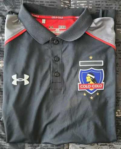 Polera polo Under Armour Colo-Colo negra - miniatura 1
