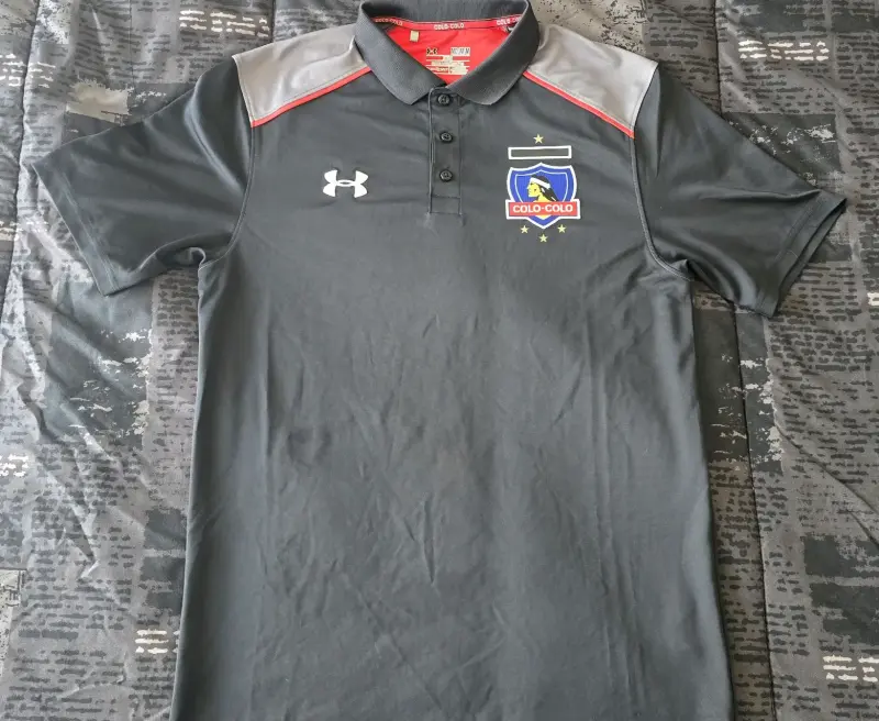 Polera polo Under Armour Colo-Colo negra - 2