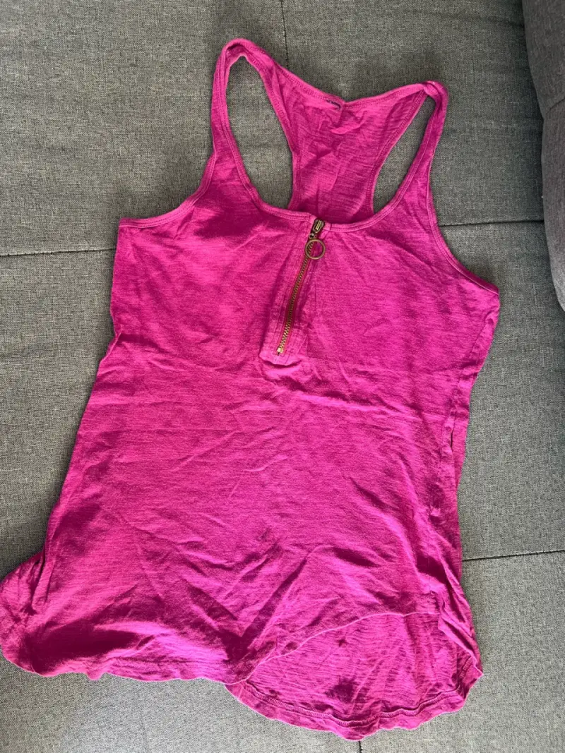 Polera sin mangas fucsia con cierre - 1