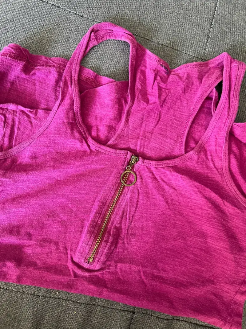 Polera sin mangas fucsia con cierre - 2