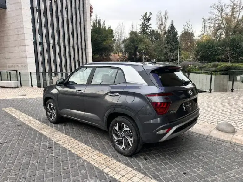 SUV Hyundai Creta 2024 gris en excelente estado - 1