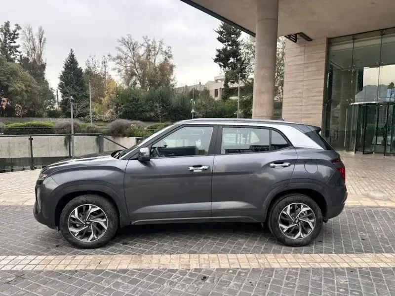 SUV Hyundai Creta 2024 gris en excelente estado - 2