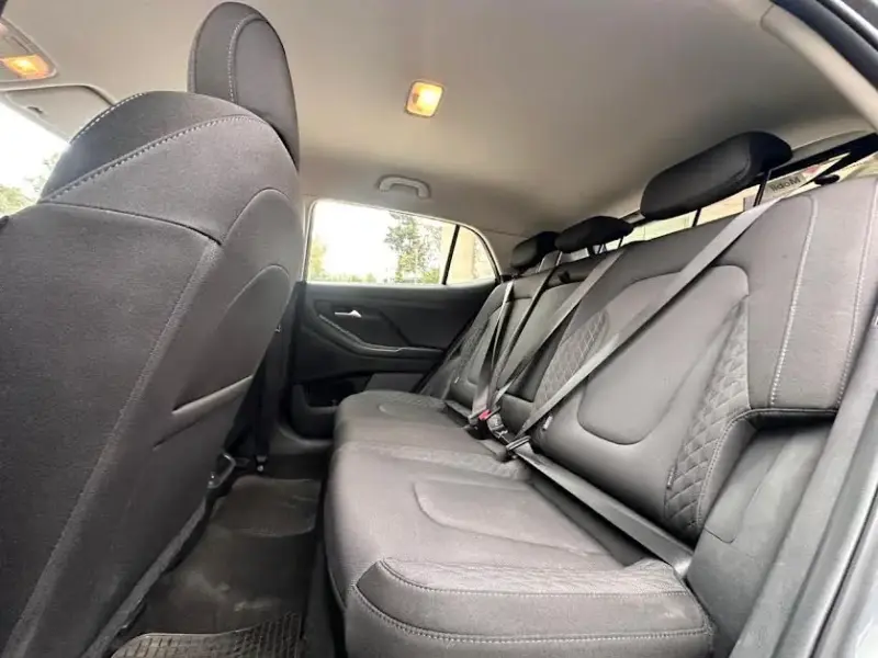 SUV Hyundai Creta 2024 gris en excelente estado - 4