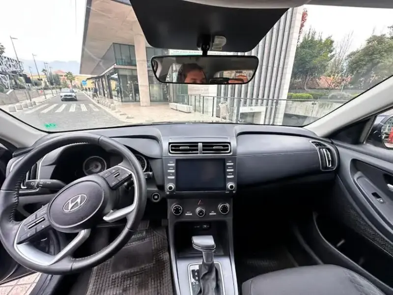 SUV Hyundai Creta 2024 gris en excelente estado - 5