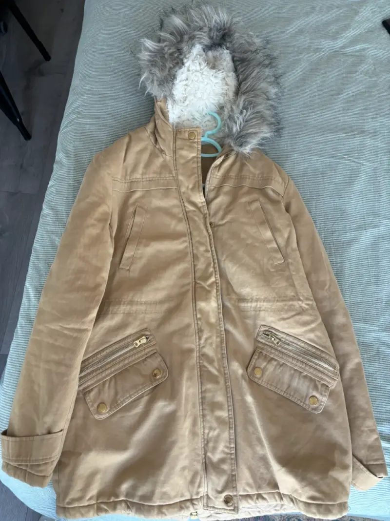 Abrigo beige con capucha - 1