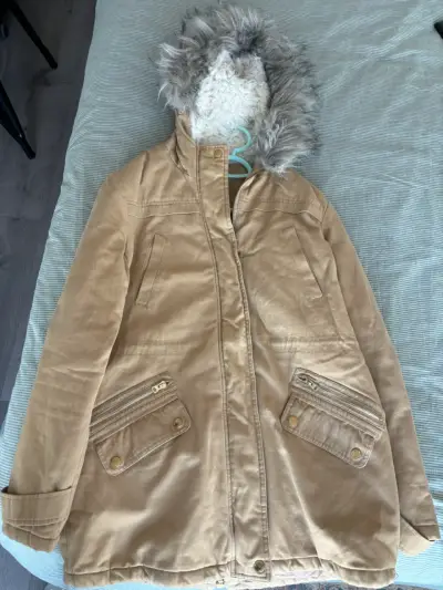 Abrigo beige con capucha - miniatura 1