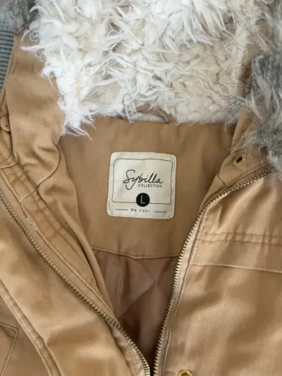 Abrigo beige con capucha - miniatura 2