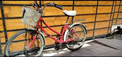 Bicicleta urbana roja con canasto - miniatura 1