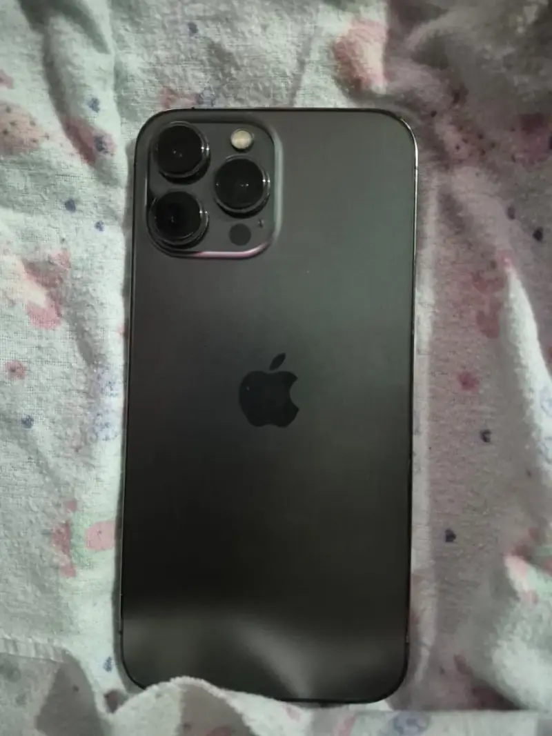iPhone 13 Pro Max con carcasa y cargador - 2
