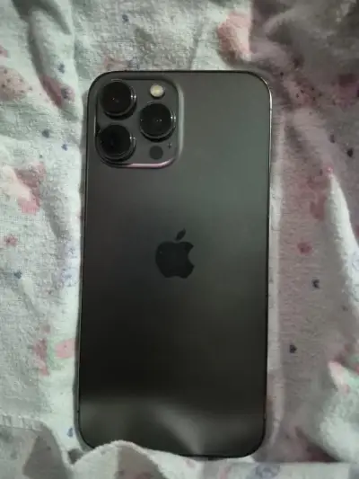 iPhone 13 Pro Max con carcasa y cargador - miniatura 2