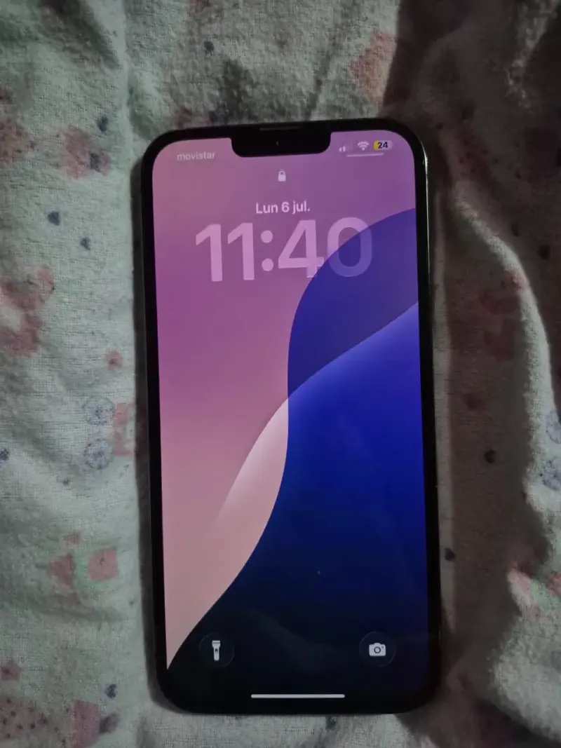 iPhone 13 Pro Max con carcasa y cargador - 3