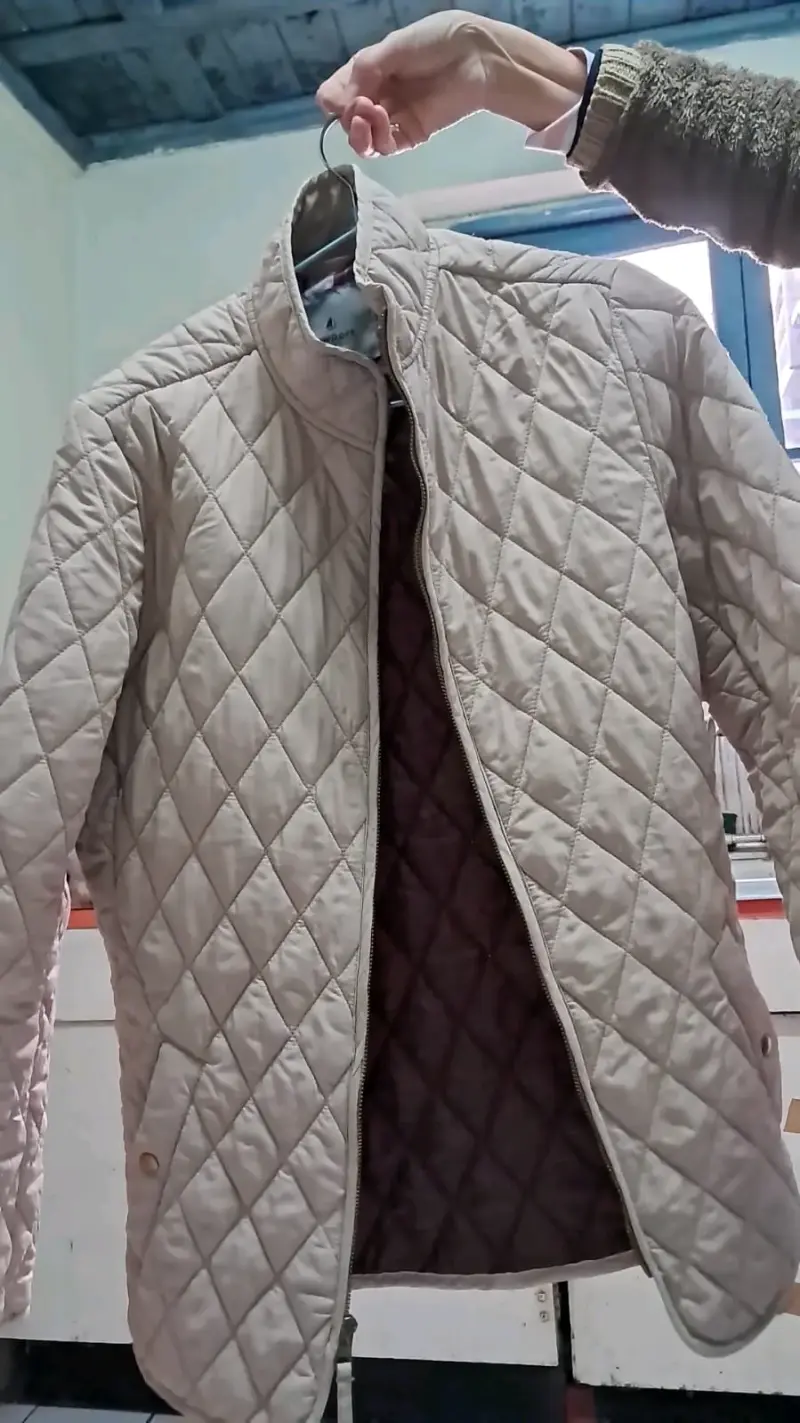 Chaqueta acolchada beige para mujer