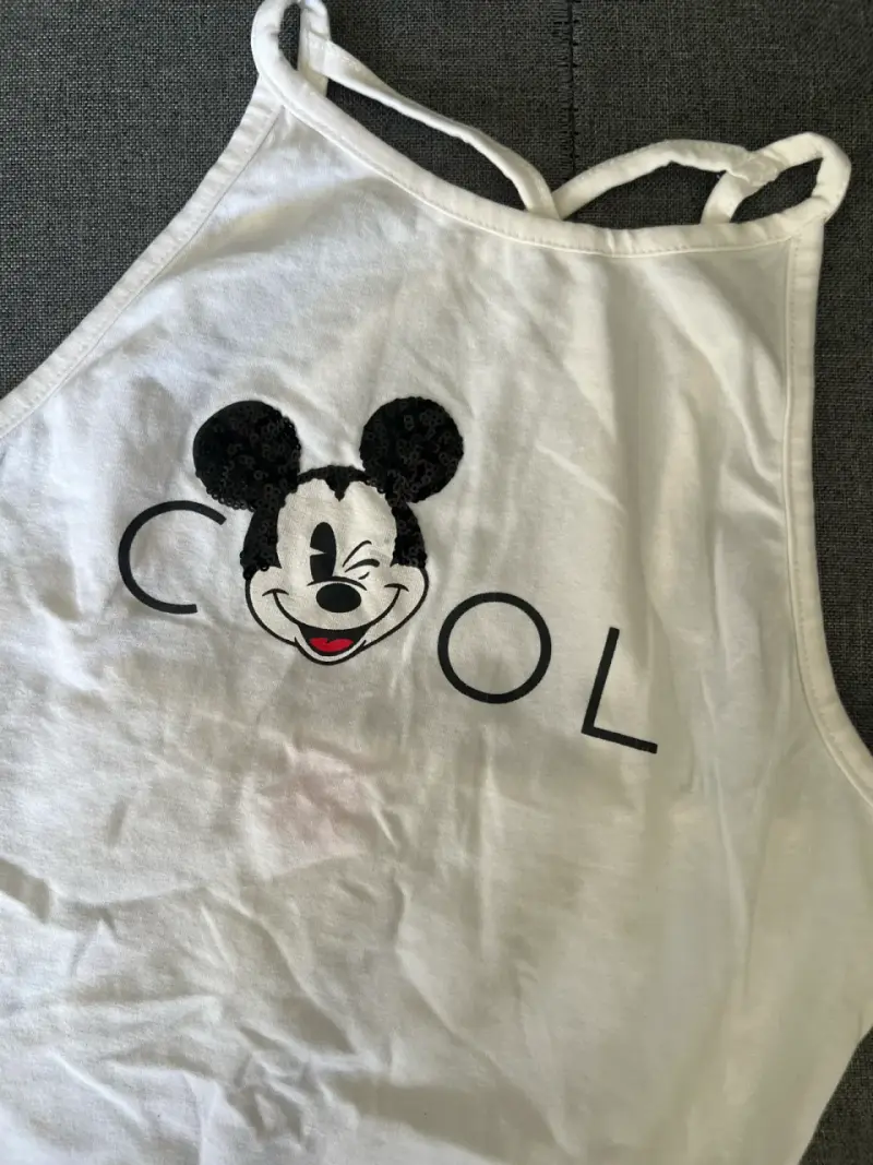 Polera blanca con diseño de Mickey Mouse - 1