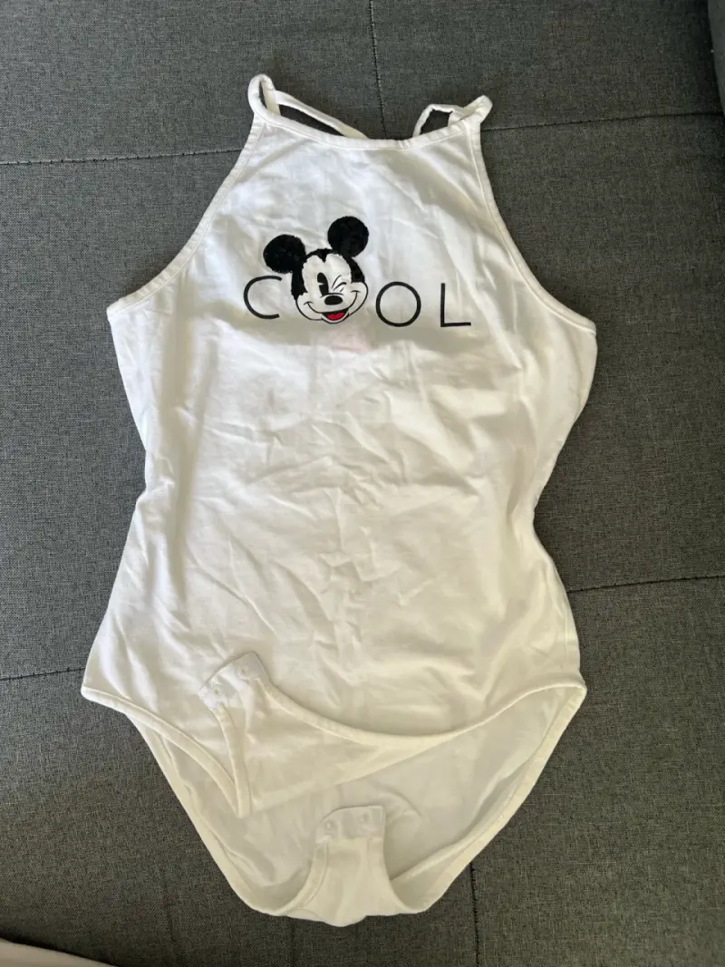 Polera blanca con diseño de Mickey Mouse - 2