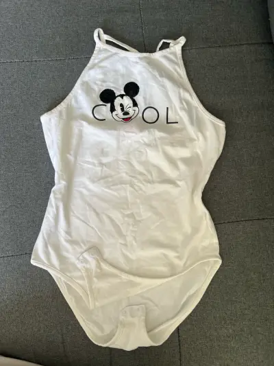 Polera blanca con diseño de Mickey Mouse - miniatura 2