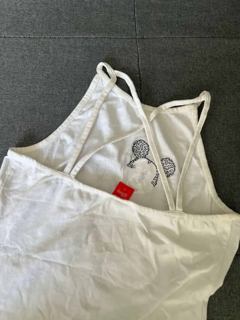 Polera blanca con diseño de Mickey Mouse - 3