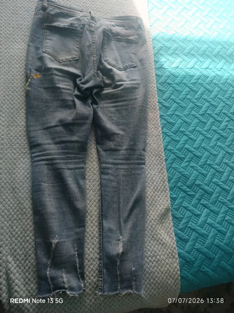 Jeans de mezclilla con bordado floral - 1
