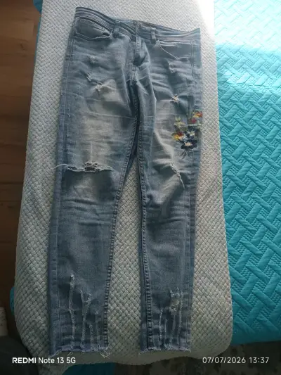 Jeans de mezclilla con bordado floral - miniatura 2
