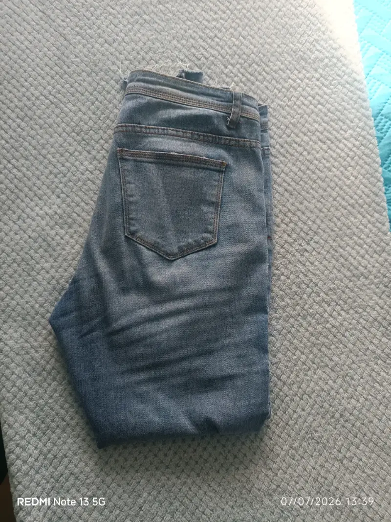 Jeans de mezclilla con bordado floral - 3