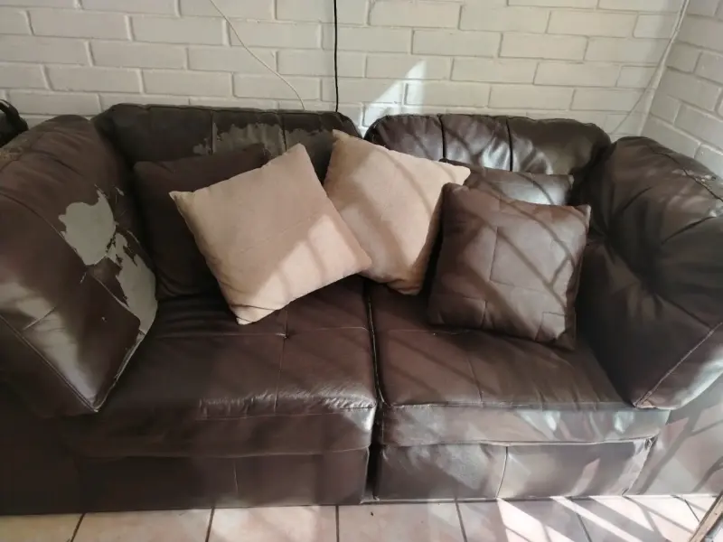 Sofá de cuero marrón desgastado