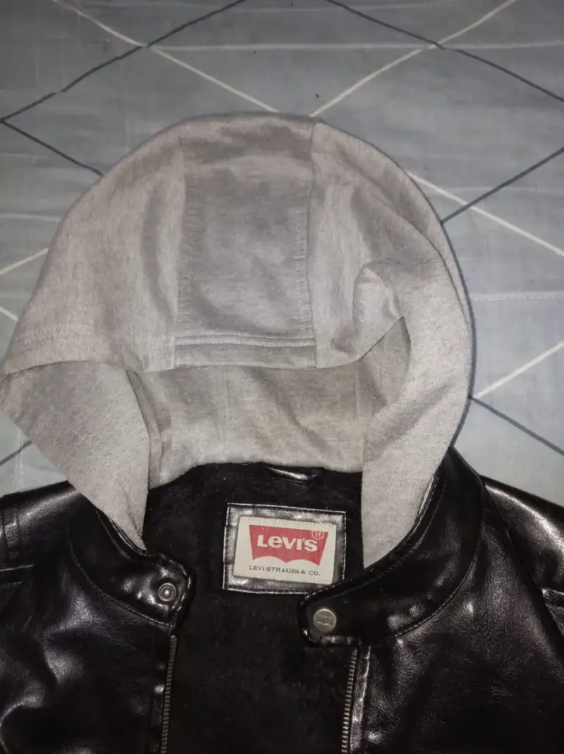 Chaqueta Levi's negra con capucha gris - 4