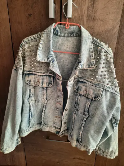 Chaqueta de mezclilla con tachas estilo punk - miniatura 1