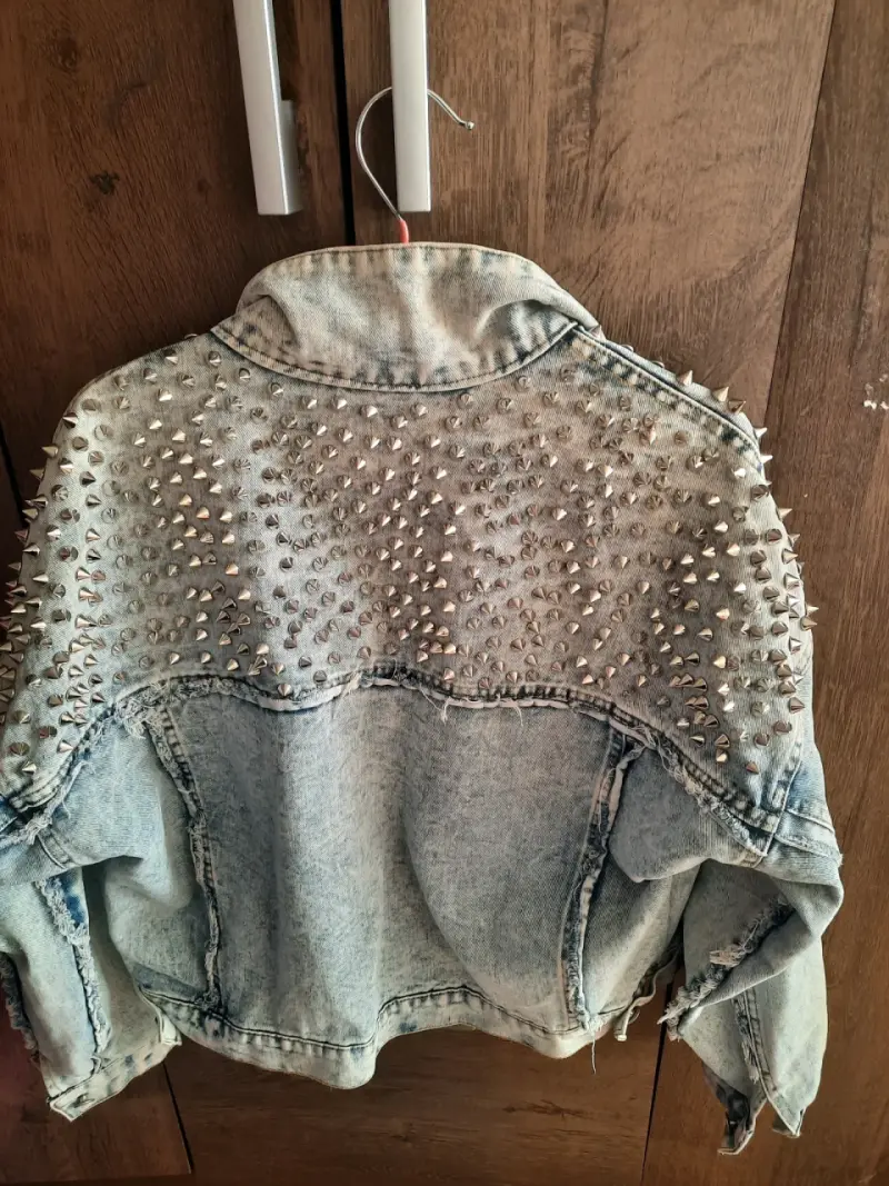 Chaqueta de mezclilla con tachas estilo punk - 2